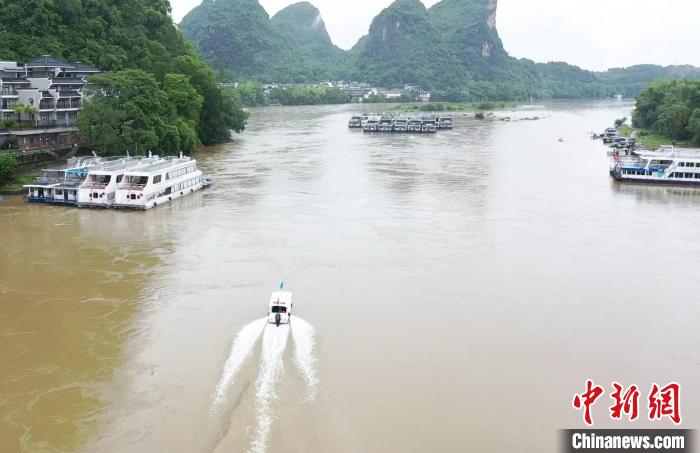 受强降雨影响桂林漓江排筏全线封航