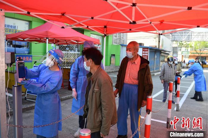 上海崇明庙镇居民正有序排队入场 田雨昊 摄