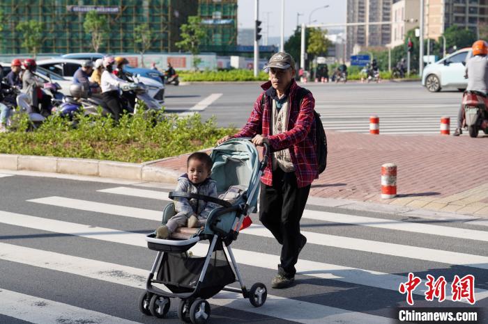 图为5月17日，广西南宁市民着厚外套出门。　王以照 摄