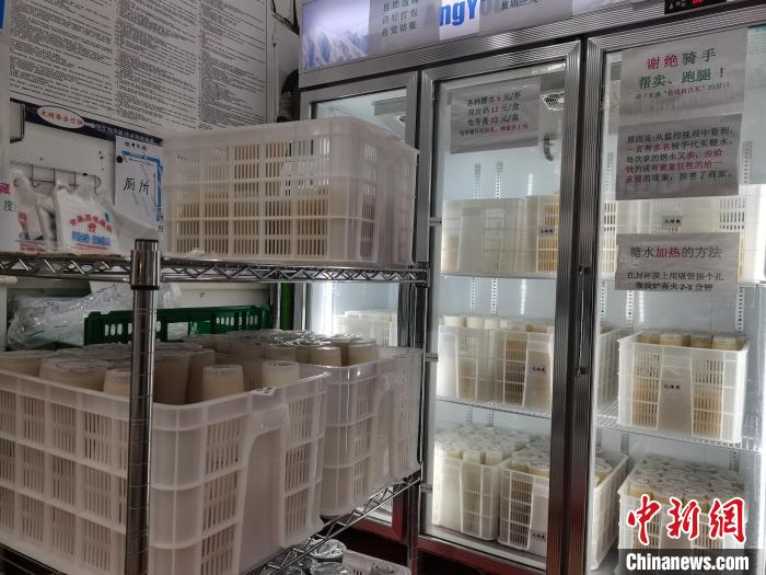 无人售卖甜品店内的商品供顾客自行选购。　王利文 摄