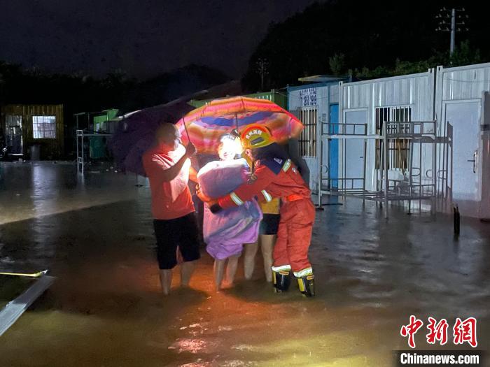 贵州局地受特大暴雨“袭击”消防连夜营救被困民众