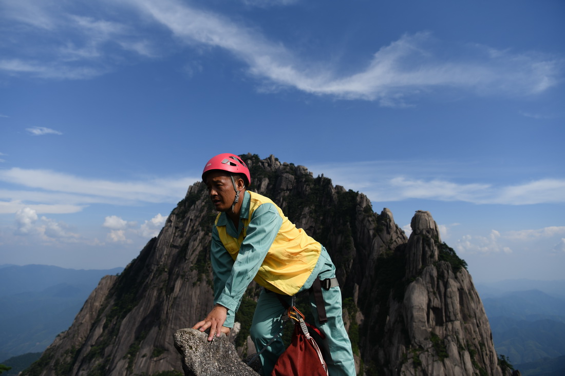 8月15日，李培生在黄山风景区观察垃圾的落点。新华社记者 张端 摄