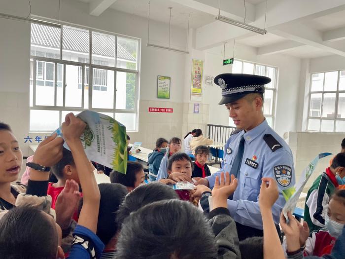 图为王荣璞到驻地学校为孩子们宣讲禁毒知识。　云南腾冲出入境边防检查站供图