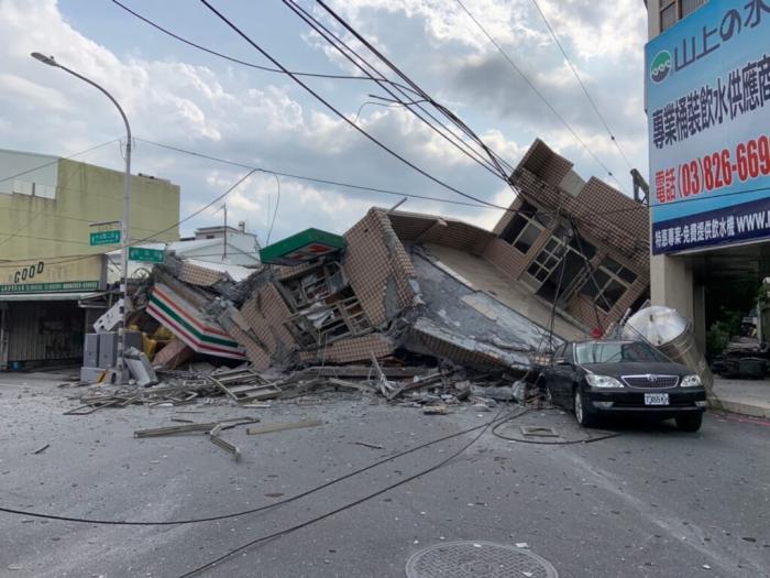 花莲玉里镇一处7-11楼房倒塌，警方表示伤亡未明。图片来源：台湾“中央社”