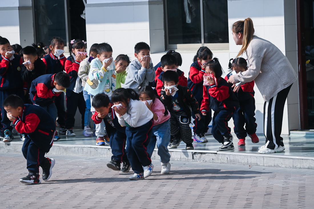 11月8日，东林小学的学生们在老师的带领下进行火灾疏散逃生演练。