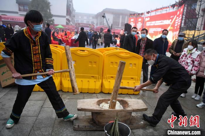 两位苗家人现场打糍粑。　杨华峰 摄