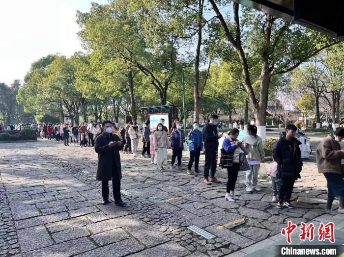 在景区“免费游”惠民政策的拉动下，西溪湿地免门票后的第一个周末，景区门口游客排队 西溪湿地供图