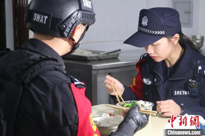 屈乐成和周连花在食堂一起吃午饭。　吴骆霞 　摄