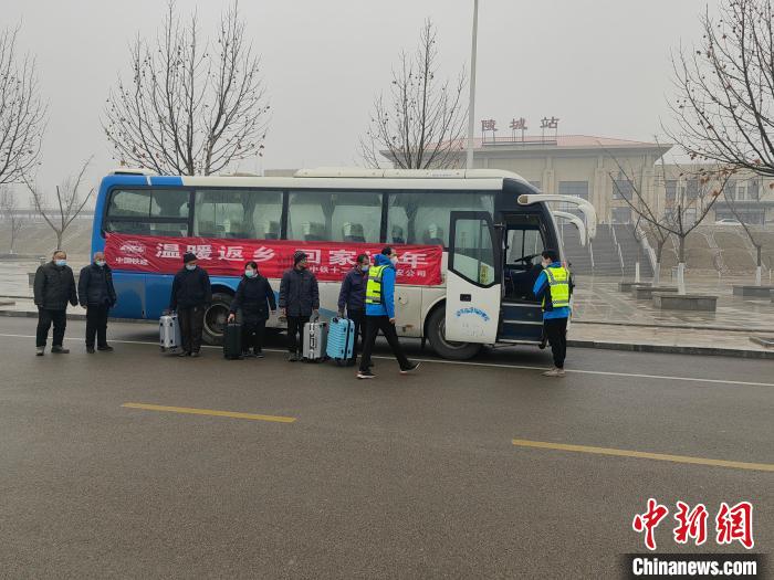 图为中铁十二局集团建安公司某项目部“温暖返乡 回家过年”送站现场。　受访者供图