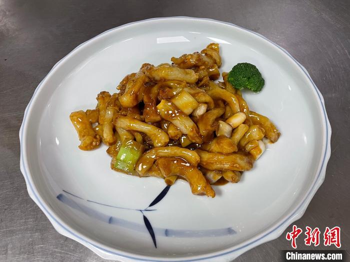 大厨烹制的“沈阳家宴”菜品——葱烧鸡柳。　宫旭 摄