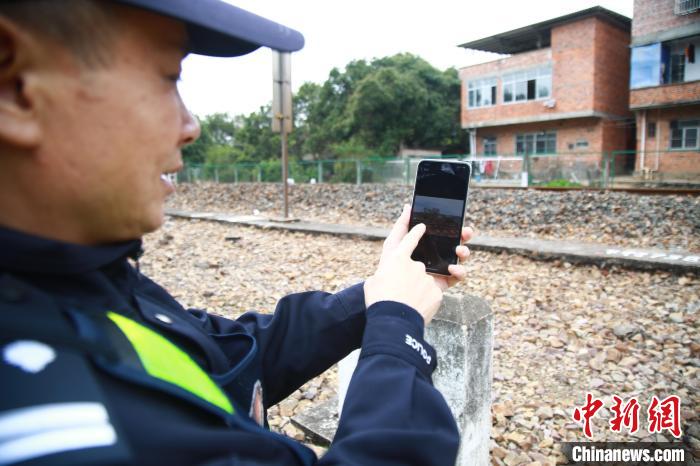 韦东介绍10年前线路治安情况。　梁荫发 摄