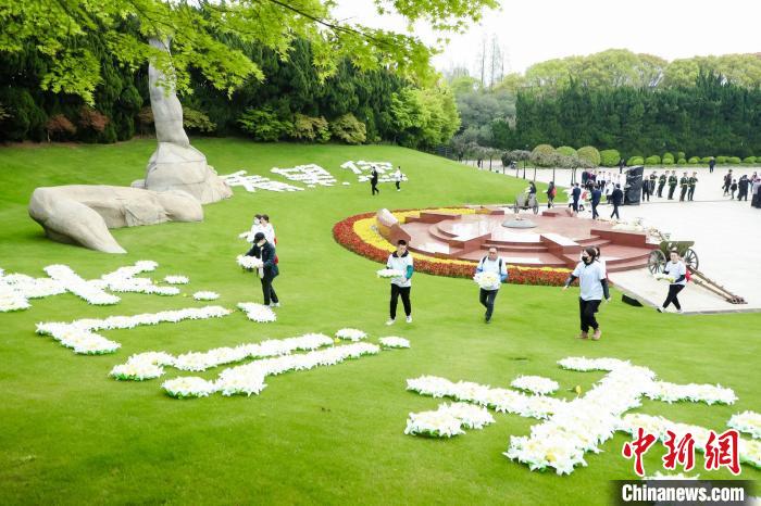 “清明祭英烈”上海民众自发致敬先烈缅怀英雄