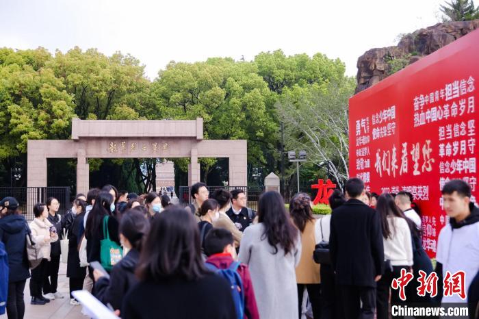 上海民众自发前往龙华烈士陵园致敬先烈。　上海市龙华烈士陵园供图