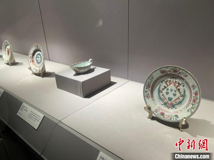 图为帆海融光——天津博物馆藏中国外销纹章瓷器特展展出瓷器。　熊佳欣 摄