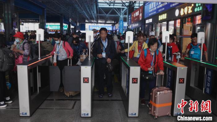 图为旅客检票搭乘昆明至漠河旅游专列。　中国铁路昆明局集团国际旅游服务有限公司供图