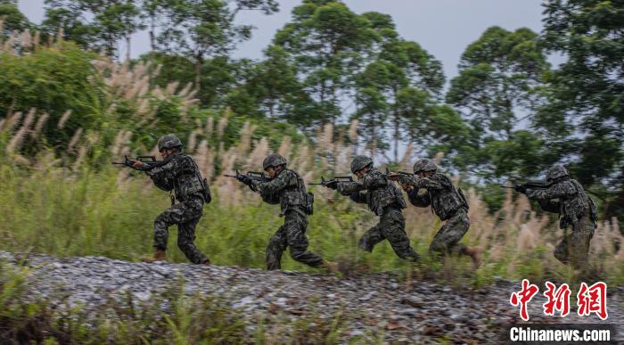 广西贺州武警特战队员开展多课目强化训练