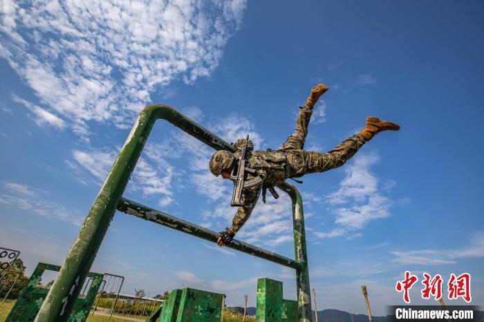 特战队员进行三百米障碍训练。　张毕海 摄