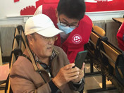 沈阳：社区志愿活动帮老年人跨过数字时代“鸿沟”